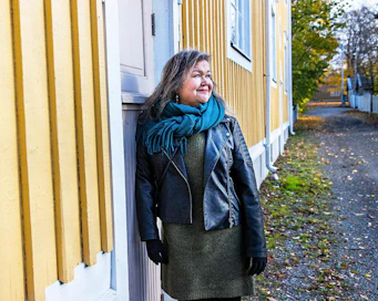Harva pääsee puhumaan isättömyydestään. Jos jollain ei ole isää, syitä ei pahemmin udella. "Tällä tavalla aika iso asia jää sanoittamatta. Se, ettei isättömyydestä puhuta, ei poista asiaa, vaan hautaa sen mielen kerroksiin", sanoo Isä tuntematon -tietokirjan kirjoittanut Ira Vihreälehto.