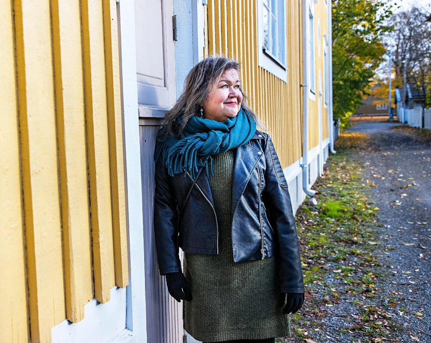 Harva pääsee puhumaan isättömyydestään. Jos jollain ei ole isää, syitä ei pahemmin udella. "Tällä tavalla aika iso asia jää sanoittamatta. Se, ettei isättömyydestä puhuta, ei poista asiaa, vaan hautaa sen mielen kerroksiin", sanoo Isä tuntematon -tietokirjan kirjoittanut Ira Vihreälehto.