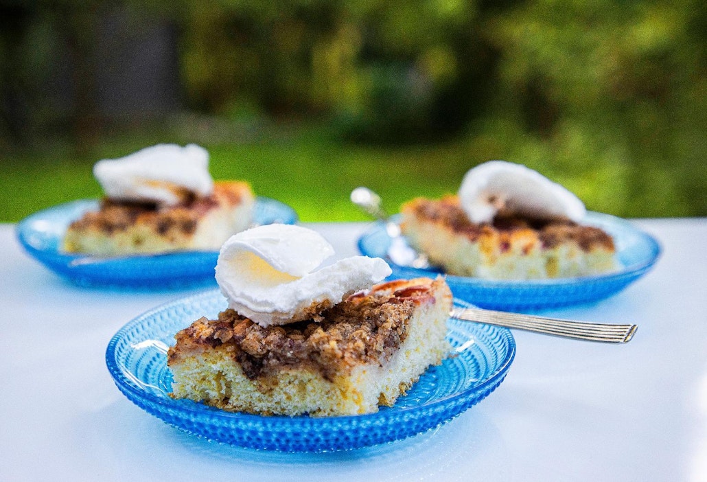 Vaniljajäätelö kruunaa mummolan omenapiirakkapalan.