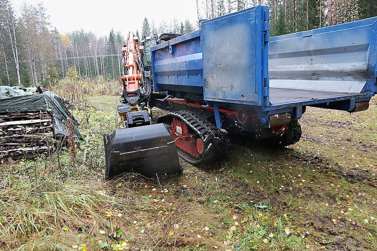 Motokolla on tyvitaiton ansiosta mahdollista kaivaa aivan kuormatilan vierestä ja lastata maat suoraan kyytiin. Toisaalta lavalta voi lapioida esim. salaojasepelin suoraan kaivantoon.