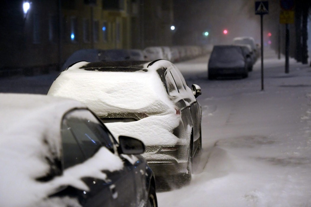 Suomen pohjoisosissa pyryttää lunta, mikä heikentää ajokeliä. LEHTIKUVA / HEIKKI SAUKKOMAA