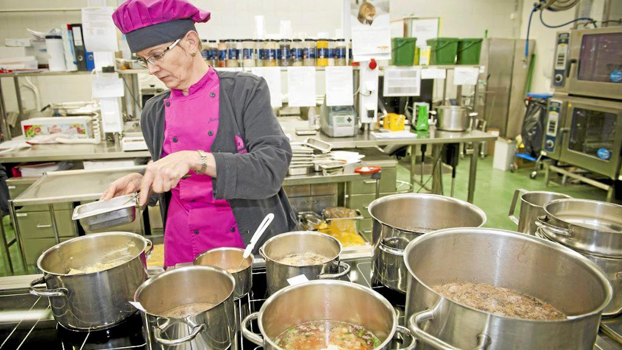 Kouluruokakilpailu Kotkan Kyminkartanon koulun tiimissä kisaava Jaana Huuhka