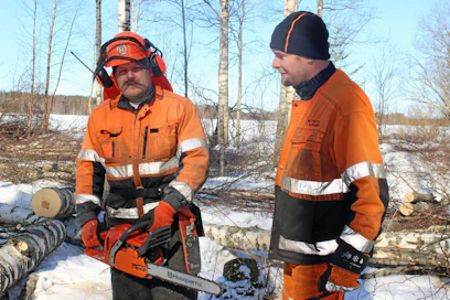  Teemu Koposen (oik.) palkkaama Jani Jormalainen on tehnyt erilaisia metsurin hommia vuodesta 2006 lähtien.