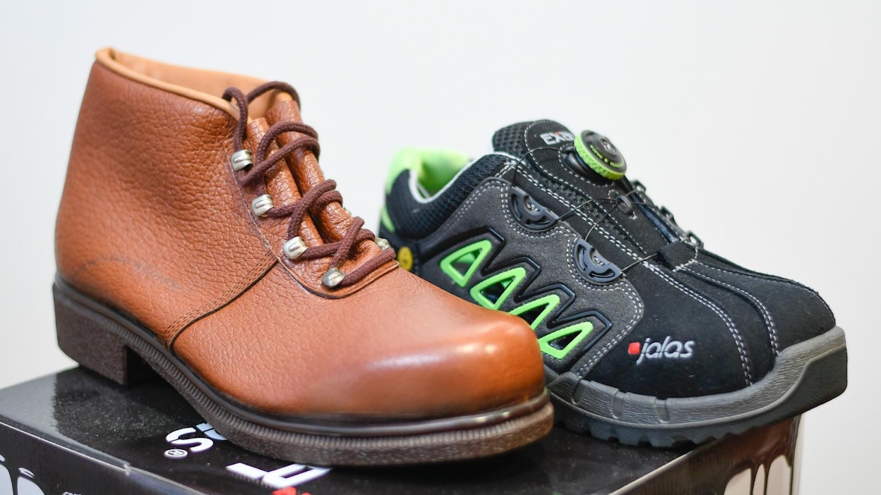 Vanha Aaltosen Kenkätehtaan turvakenkä ja Jalaksen uusi Exalter-turvakenkä.