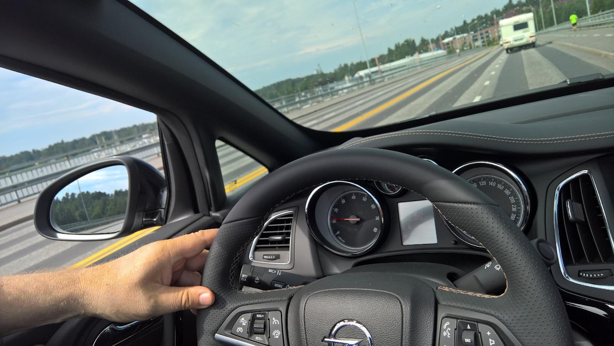 Valokuvien ottaminen ajon aikana on nuorille kuskeille arkipäivää.