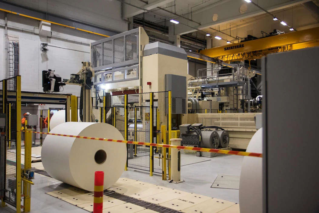 Uuden polyeteenipäällystyslinjan kapasiteetti 140 000 tonnia vastaa 25 miljardia kartonkista kahvikuppia. Linjalla työskentelee 25 työntekijää vuoromestarin lisäksi.