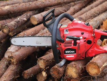 Shindaiwa 390sx on uusi malli, joka sopii kokoluokaltaan hyvin suomalaiseen harvennusmetsään.