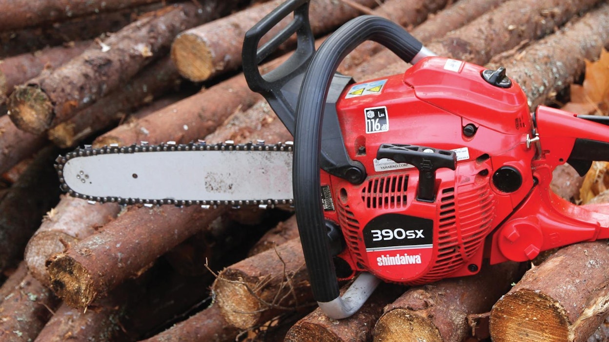 Shindaiwa 390sx on uusi malli, joka sopii kokoluokaltaan hyvin suomalaiseen harvennusmetsään.