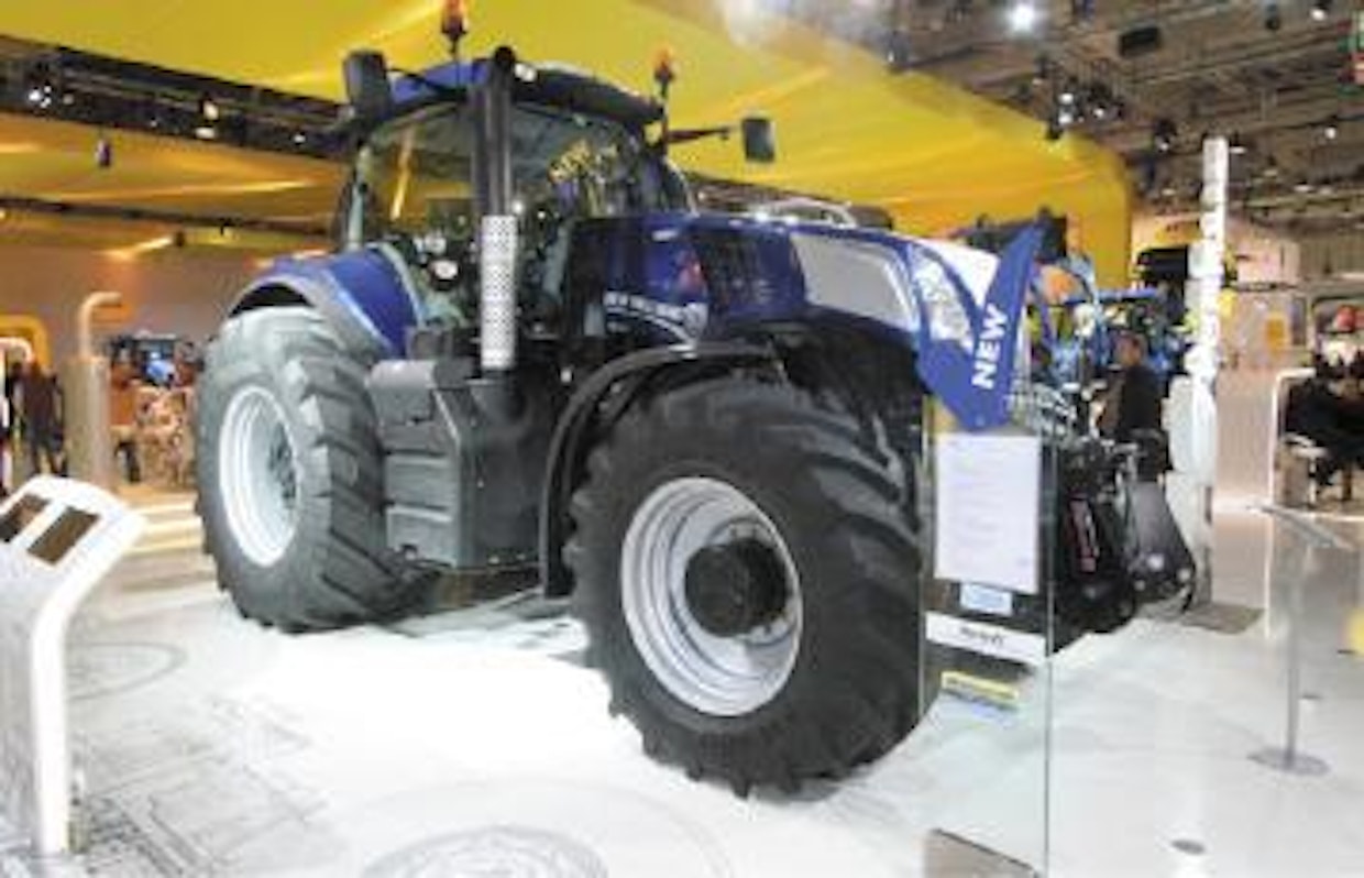 New Holland T8 -mallisarjan tekniikka uudistui pakollisen moottorinvaihdon myötä. T8.420 on malliston lippulaiva, jonka nimellisteho on 367 hv (272 kW). Maksimiteho on tyyppinumeron mukaisesti 419 hv. Suurimmassa T8:ssa on portaaton 50 km/h AutoCommand-voimansiirto ja todella hiljainen ohjaamo. Nostolaitteen nostovoima on 11 t. New Holland T8.420 on pitkästä akselivälistään huolimatta ketterä ”jenkkitraktori”, joka soveltuu raskaan maanmuokkauksen lisäksi myös maantiekuljetuksiin. (UO)