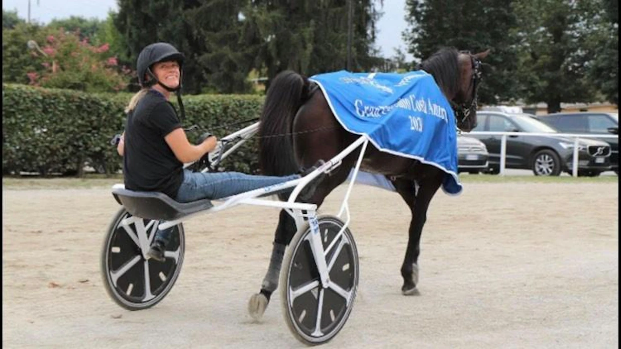 Anu Intonen ja Cokstile suuntaavat hymyssä suin kohti pyhän Prix d'Ameriqueta. Kuva on Gran Premio Costa Azzurran voiton yhteydestä syksyltä 2020 Torinosta.