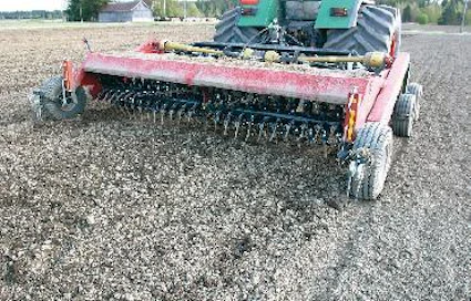 Roottori on kaksiosainen. Koneen keskellä on tukilaakeri, jonka kohdalle jää pieni kohta käsittelemätöntä maata. Kone tekee valmista kylvöalustaa, sillä muokkauspohja on tasainen.