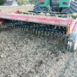 Roottori on kaksiosainen. Koneen keskellä on tukilaakeri, jonka kohdalle jää pieni kohta käsittelemätöntä maata. Kone tekee valmista kylvöalustaa, sillä muokkauspohja on tasainen.