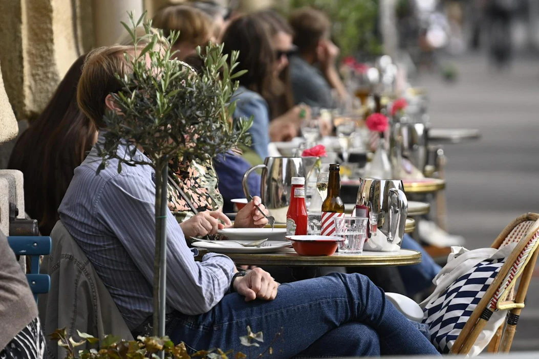Ravintoloiden koronarajoituksia kevennetään, koska Uudenmaan kerrottiin eilen siirtyneen koronaepidemian leviämisvaiheesta kiihtymisvaiheeseen. LEHTIKUVA / Vesa Moilanen