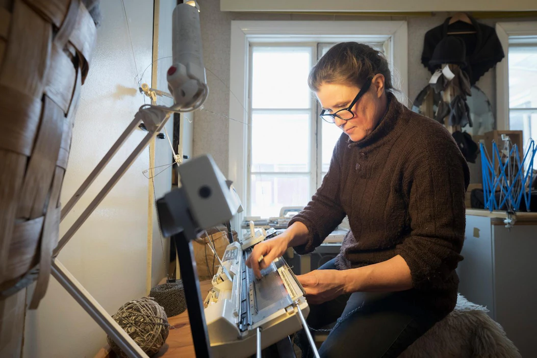 Johanna Alamikkotervo kasvattaa luomusuomenlampaita Tervolassa. Suurin osa tilan tuottamasta villasta jalostetaan itse neuleiksi, pieni osa myydään lankoina.