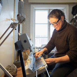 Johanna Alamikkotervo kasvattaa luomusuomenlampaita Tervolassa. Suurin osa tilan tuottamasta villasta jalostetaan itse neuleiksi, pieni osa myydään lankoina.