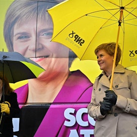 SNP:n johtaja, Skotlannin pääministeri Nicola Sturgeon (oik.) kampanjoimassa 3. toukokuuta.