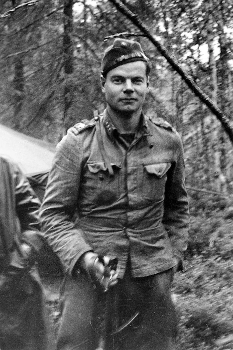 Rajajääkäripataljoona 6:n kolmannen komppanian päällikkö Pentti Perttuli komentoteltan edustalla Kontokissa aamulla 4.9.1944.