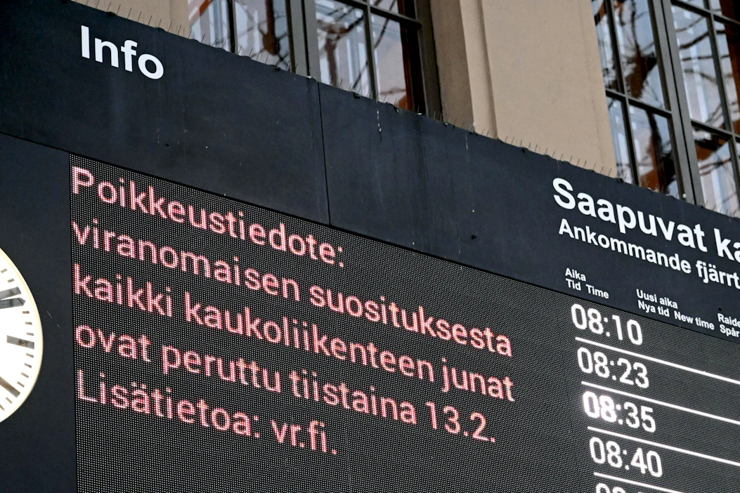 Kaukojunaliikenne pysäytettiin ratavaurion vuoksi kokonaan viime viikon tiistaina. LEHTIKUVA / VESA MOILANEN.