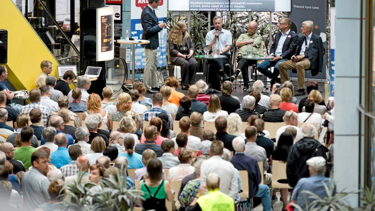 SuomiAreena Huh, mikä energiatulevaisuus - katso kuvat! Keskustelussa mukana Juha Naukarinen, toimitusjohtaja, Energiateollisuus Ry, Tiina Koljonen, tutkimustiimin päällikkö, VTT, Juha Sipilä, kansanedustaja, puheenjohtaja, Suomen Keskusta, Anssi Vanjoki, professori, Lappeenrannan teknillinen yliopisto. Juontaja Peter Nyman. TÄMÄ TAI TOINEN YLÄKULMASTA OTETTU VERKKOON.