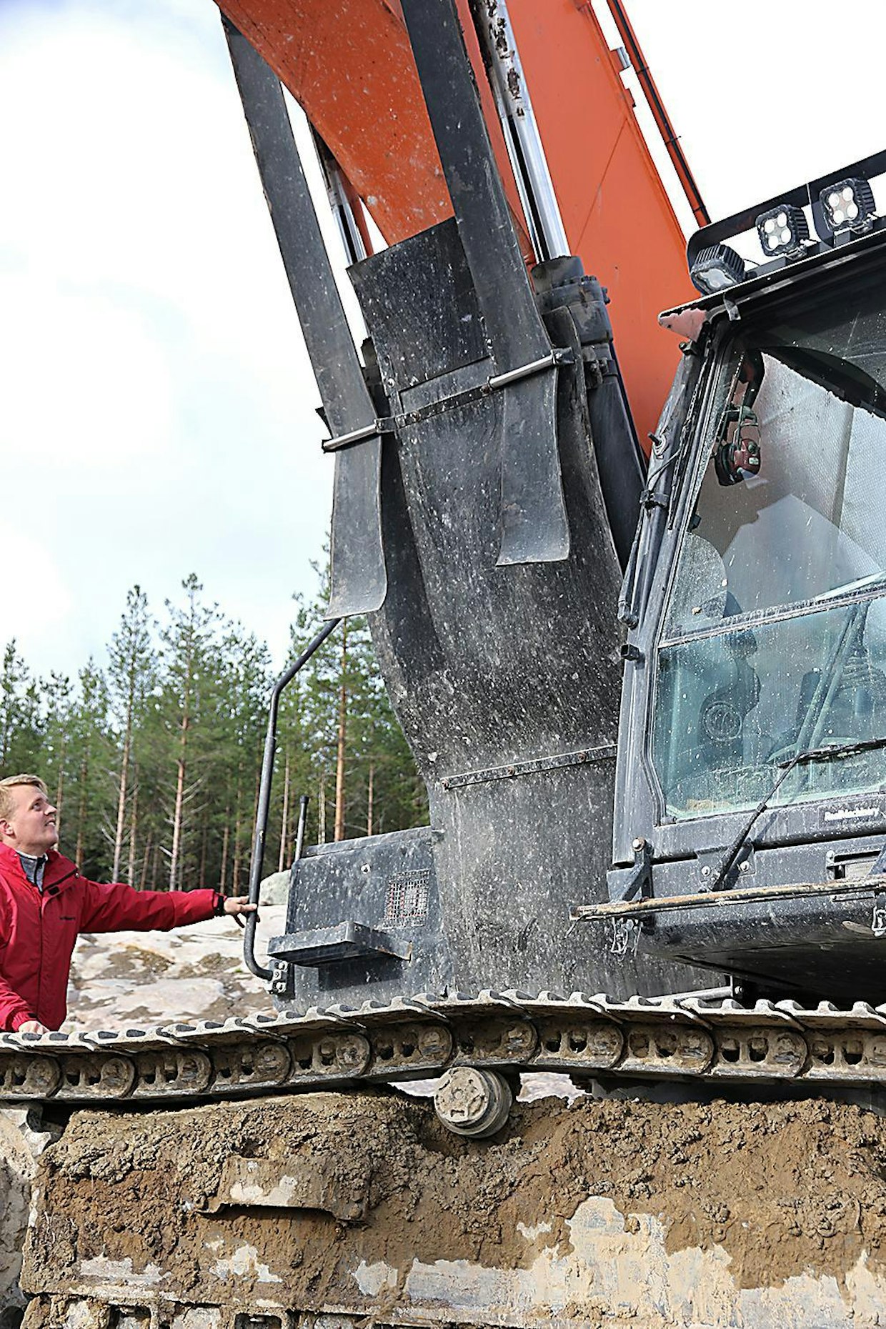 Nostosylinterit on suojattu kumimatoilla. JM-Louhinta on rakentanut suojat itse, mutta vastaavia on saatavana myös Real Machineryn kautta.
