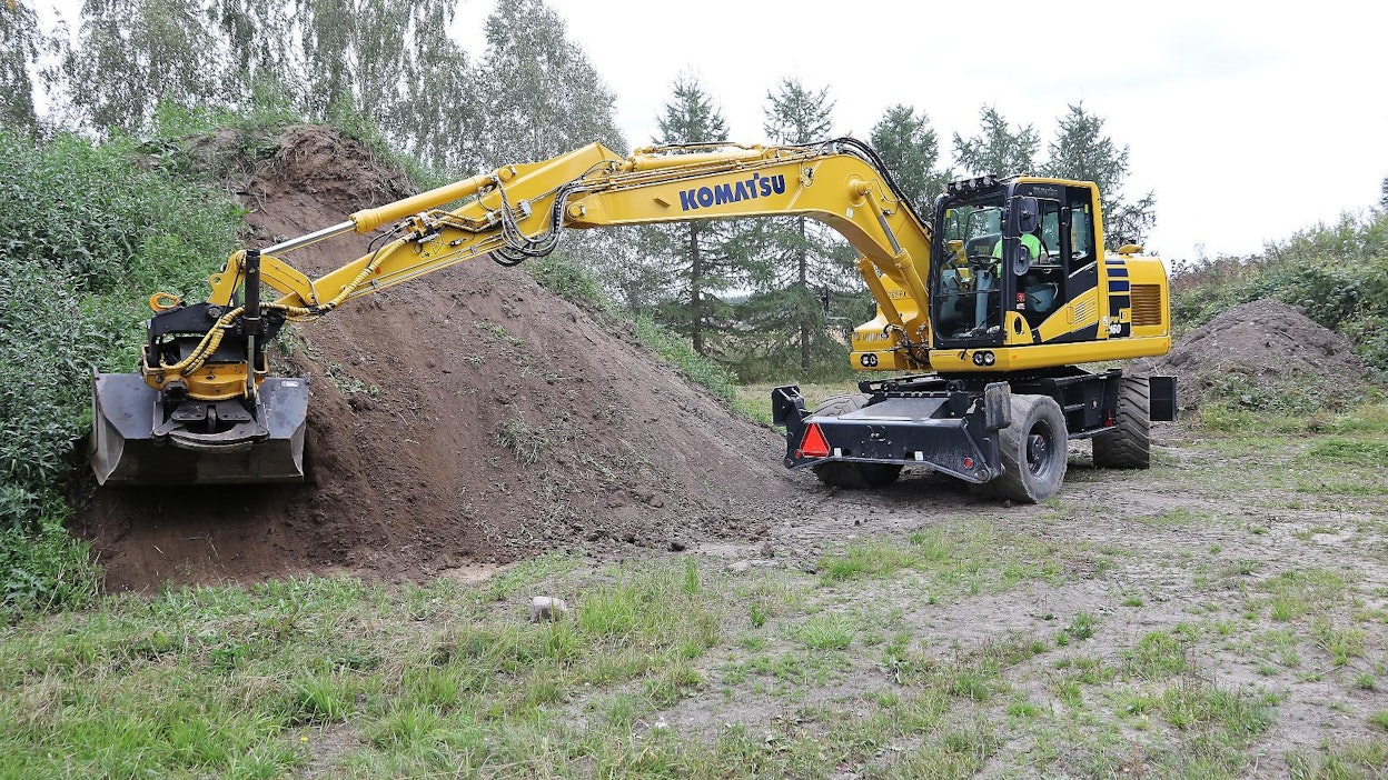 Komatsu PW160-11:n työpaino on varusteista riippuen 16,2–18,6 tonnia.