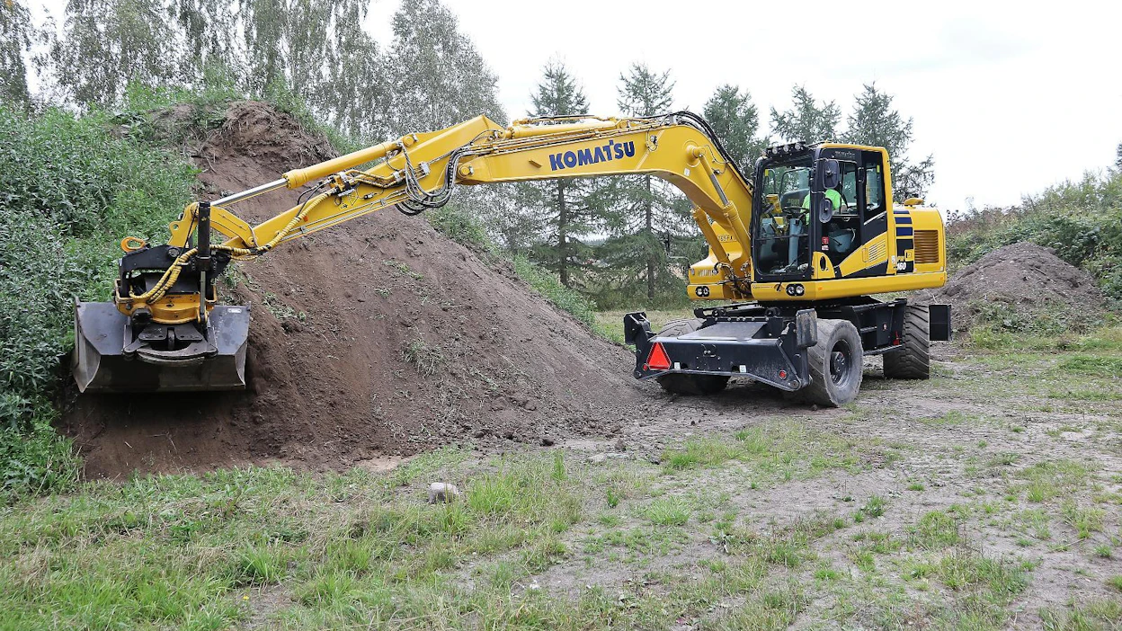 Komatsu PW160-11:n työpaino on varusteista riippuen 16,2–18,6 tonnia.