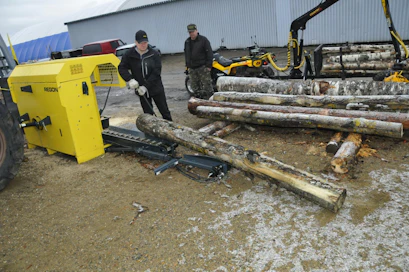 Syöttökuljetin laskeutuu hydraulisesti alas, mikä helpottaa raskaiden puiden käsittelyä.s