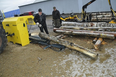 Syöttökuljetin laskeutuu hydraulisesti alas, mikä helpottaa raskaiden puiden käsittelyä.s