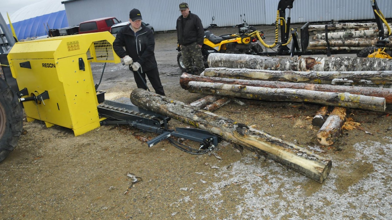 Syöttökuljetin laskeutuu hydraulisesti alas, mikä helpottaa raskaiden puiden käsittelyä.s