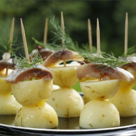 Silli-perunadiabolot ovat maistuvia hiukopaloja kuumana kesäpäivänä. Jaana Kankaanpää