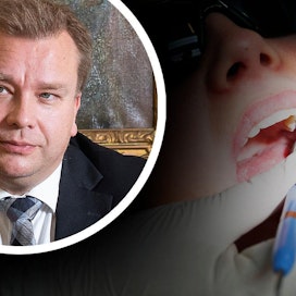 Kriisinhallintatyötä tehdään usein vaarallisissa olosuhteissa. Puolustusministeri Antti Kaikkonen (kesk.) kertoo, että jatkossa rauhanturvaajat pääsevät valtion piikkiin hammastarkastuksiin.