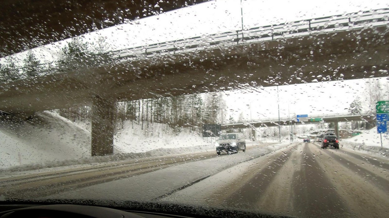 Jäätävä vesisade kohmettui jääpisaroiksi auton tuulilasissa Vantaalla pakkassäässä tänään. Pelti on rytissyt tieliikenteessä ympäri maata. LEHTIKUVA / RITVA SILTALAHTI