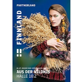 Suomi-julisteen naisen asu on suomalaista suunnittelua ja korvakorut syötävät.
