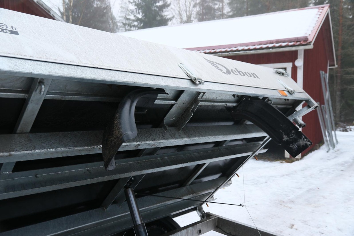 Lavan runko muodostuu neljästä pitkittäisestä U-palkista, sekä reunan taivutetusta profiilipalkista. U-palkit toimivat samalla ajosiltojen sijoituspaikkoina. Ainoat lavan ulkopuoliset sidontalenkit ovat lavan reunan alla.