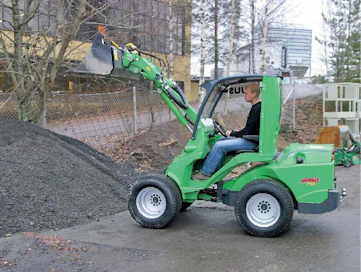 Tärkein ero uusissa 700-sarjan Avanteissa on 600-sarjaan nähden noin 350 kiloa korkeampi työpaino ja pidempi akseliväli. Tämän ansiosta kuormankantokyky on selvästi parempi. Myös moottoritehoa on reilusti enemmän. Konetta esittelemässä myyntipäällikkö Juha Sipilä.