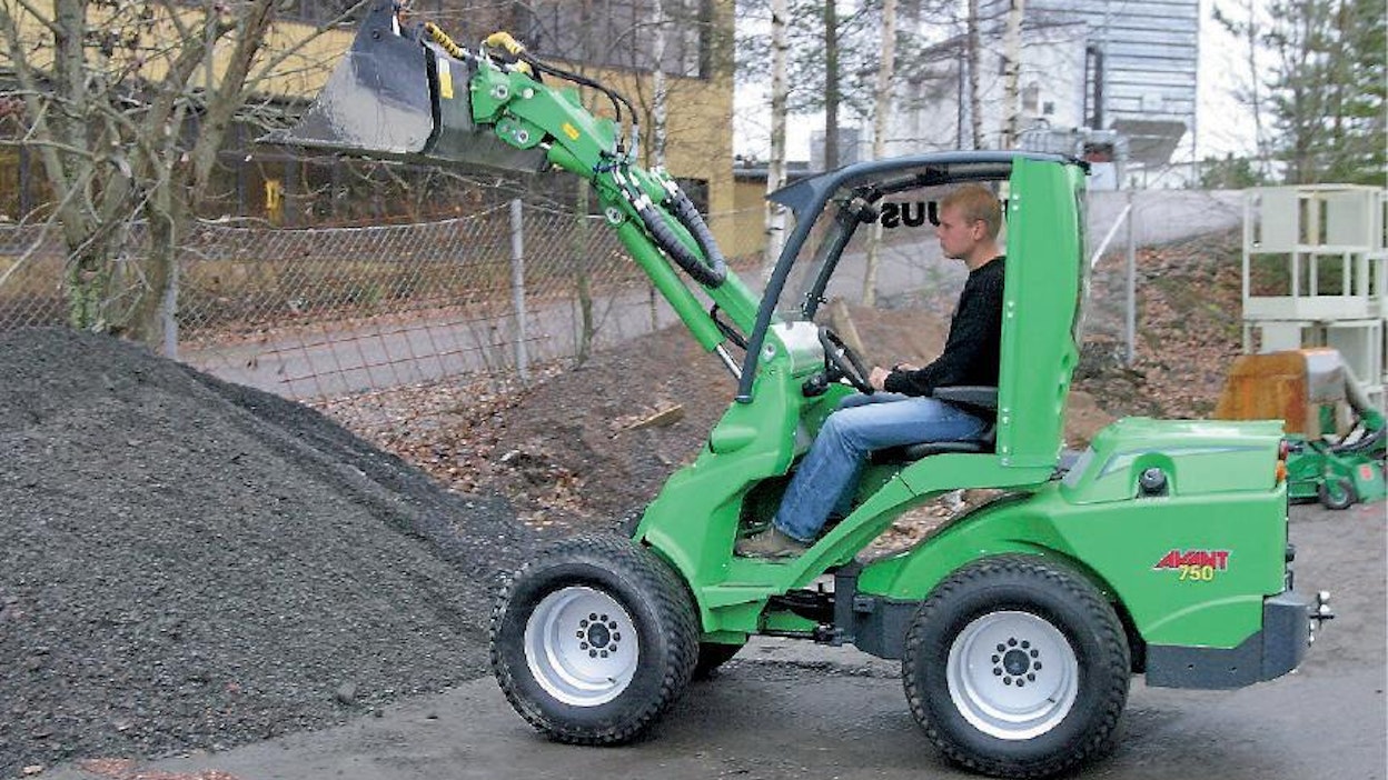 Tärkein ero uusissa 700-sarjan Avanteissa on 600-sarjaan nähden noin 350 kiloa korkeampi työpaino ja pidempi akseliväli. Tämän ansiosta kuormankantokyky on selvästi parempi. Myös moottoritehoa on reilusti enemmän. Konetta esittelemässä myyntipäällikkö Juha Sipilä.