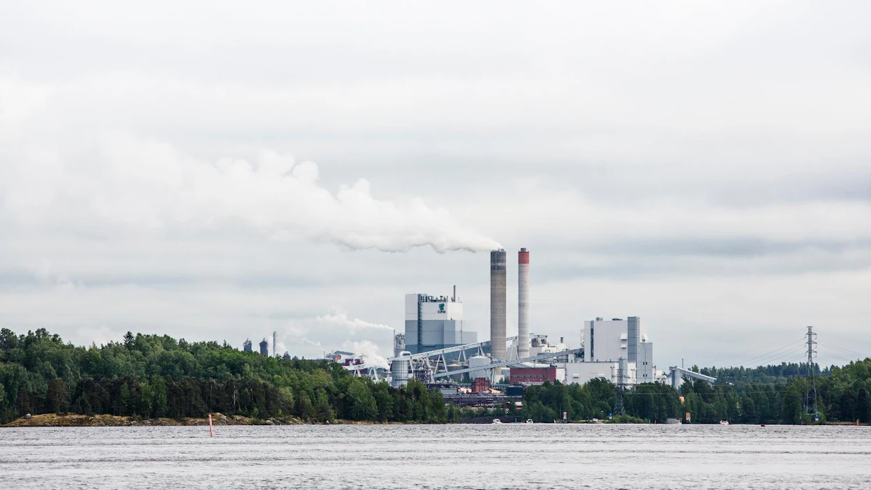 Metsäteollisuuden vienti veti keväällä entiseen tahtiin. Kuvassa UPM:n Kaukaan tehdas.