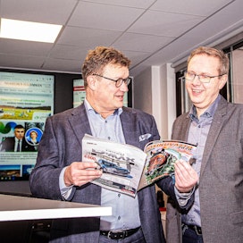 Jouni Kemppainen ja Jyri Saranpää paiskasivat kättä yhteistyön merkiksi ja selailivat MT Ravinetin Vuosikuvastoa 2020 Maaseudun Tulevaisuuden toimituksessa tiistaina.