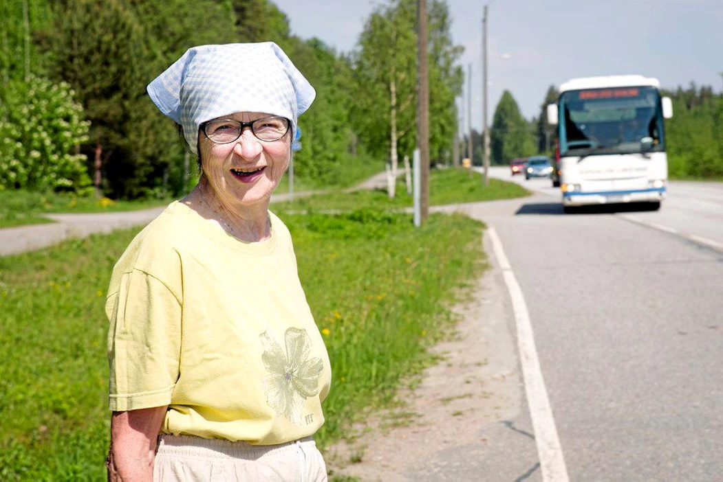 Bussivuorot vähenevät maakunnissa
Salokylältä Liperiin matkustaa Annaliisa Pussinen
Soisalon liikenne
lakkautettava Linja Joensuu-Savonlinna
Liperi