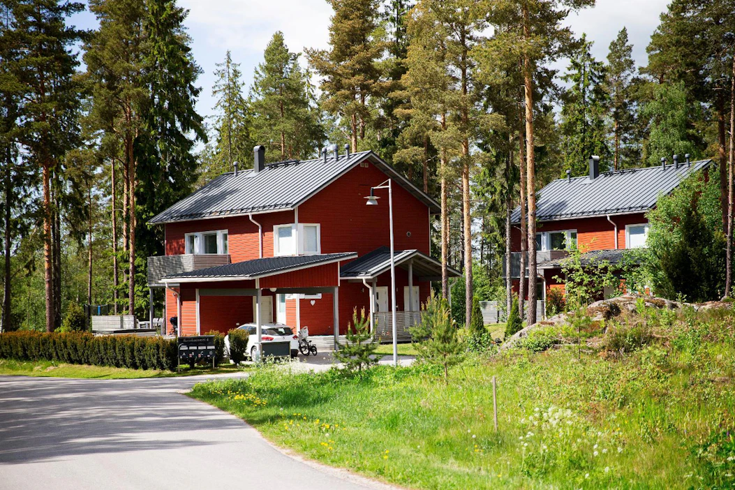 Liedon Kuninkaanraitille jo rakennetut talot ovat kaksikerroksisia, kapearunkoisia puurakenteisia moderneja omakotitaloja.