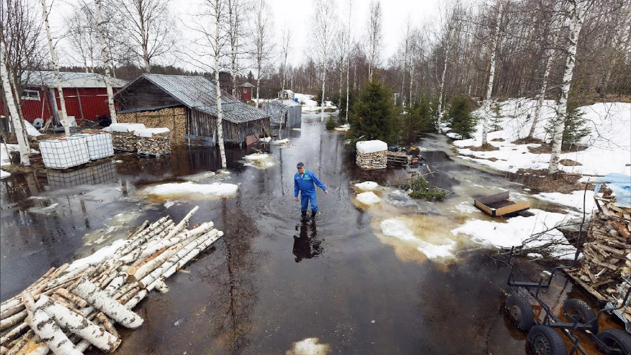 Pasontie Kiimingin Ylikylässä oli torstaina poikki. Markku Määttä joutui kahlaamaan. Pekka Fali