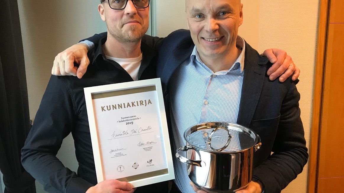 Sami Kinnunen ja Tasse Laukkarinen vastaanottivat parhaan kalakeittoravintolan palkinnon torstaina Helsingissä.