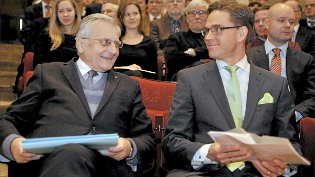 Jussi Nukari/Lehtikuva Euroopan keskuspankin entinen pääjohtaja Jean-Claude Trichet ja pääministeri Jyrki Katainen (kok.) esittivät ajatuksiaan Euroopan tulevaisuudesta Helsingin yliopiston juhlasalissa.