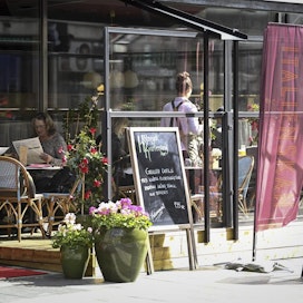 Ruotsissa ravintoloilta poistuvat aukioloaikoja ja pöytäseurueiden kokoa rajoittavat koronasääntelyt. Kuva on Tukholmasta syyskuun alusta.