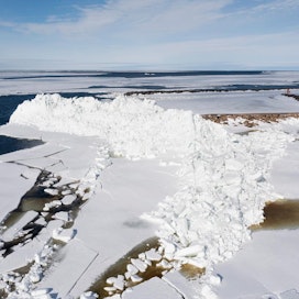 Voimakas etelätuuli puski Marjaniemen rantaan valtavat jääröykkiöt.