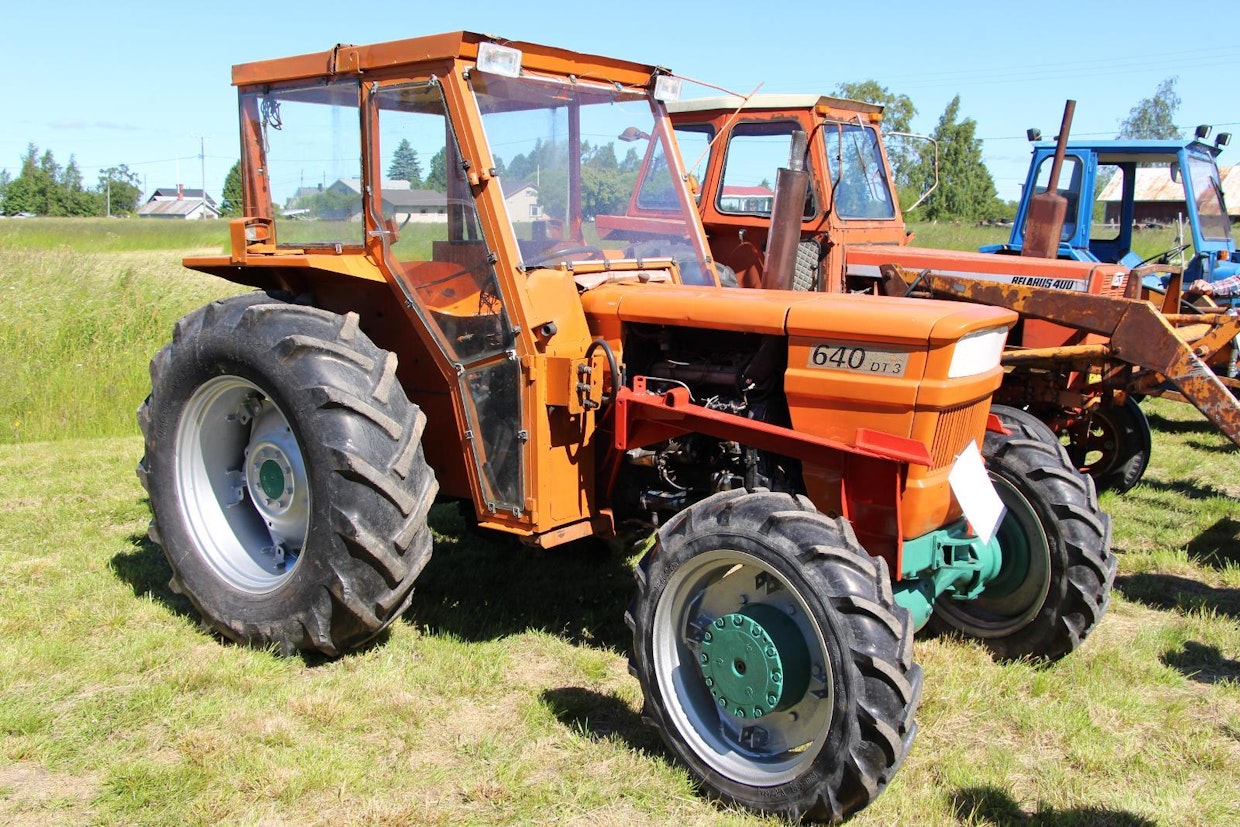 Työväline Oy alkoi ensimmäisenä traktoriliikkeenä panostaa voimallisesti nelivetojen markkinointiin. 1970-luvun maatalousnäyttelyissä saatiin seurata, kuinka Fiat nousi syvästä montusta tai kuinka sen etupyörät kiipesivät korkeiden tolppien päälle. Maatalouskäyttöön tuolloin ostetuista Fiat-nelikoista suosituin oli 640DT³. Teholtaan 64-hevosvoimainen 640DT³ painoi noin 2 900 kg. Kuvan traktorissa on Terä-ohjaamo, joka korvattiin viimeisissä malleissa ruotsalaisella Fernmolla. (Maalahti)