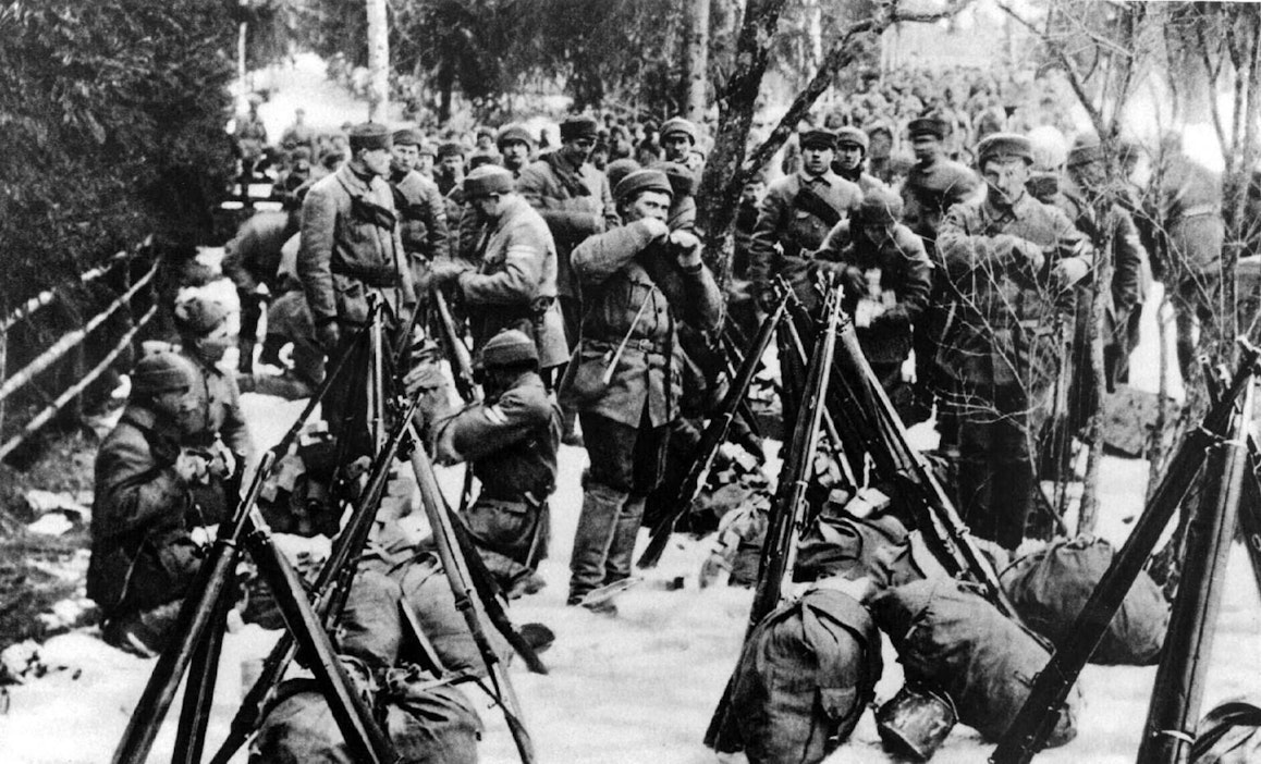 Kuvassa valkoisia sotilaita vuodelta 1918. LEHTIKUVA/ARKISTO