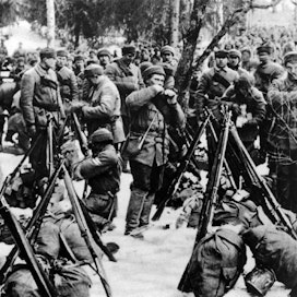 Kuvassa valkoisia sotilaita vuodelta 1918. LEHTIKUVA/ARKISTO