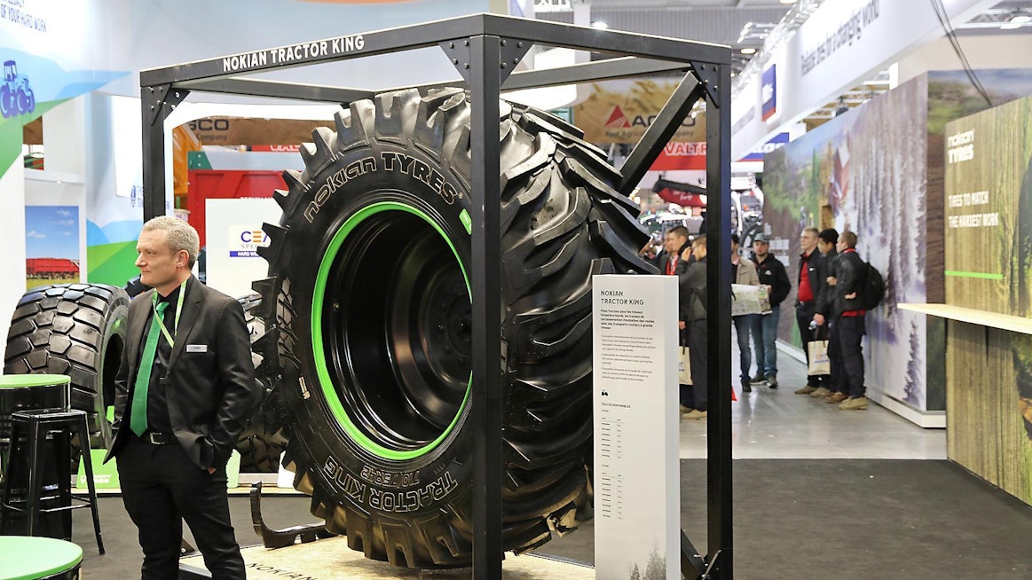 Nokian esitteli viime kesänä Tractor King -traktorirenkaan, joka soveltuu maantie ja maastoajoon sekä myös peltokäyttöön. Renkaassa on pistosuojattu runko, 50 % enemmän vetäviä särmiä ja 65 km/h nopeusluokitus. Kokovalikoima täydentyy, tällä hetkellä tarjolla on 15 eri kokoa. Tämä rengas on kuvattu SIMA-näyttelyssä.