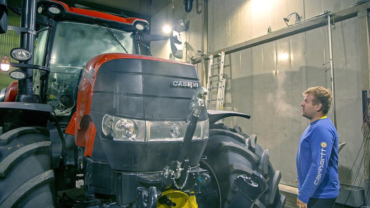 Traktoreiden lämmityslaitteiden suorituskykyä tutkittiin Vakolan pakkashallissa. Kaikki traktorit lähtivät ongelmitta käymään -15 asteen lämpötilasta, mutta lämmityslaitteen tehoissa havaitsimme eroja.